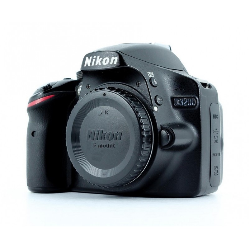 Nikon D3200 D-SLR fényképezőgép, kevés expóval, tökéletes állapotban.